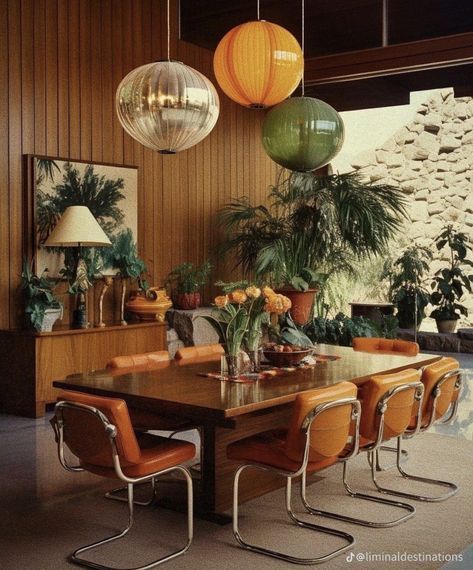 Orange Green Wood Living Room, Mid Century Restaurant Design, Vintage Furniture Interior Design, Mcm Dining Room Lighting, Mid Mod Dining Room, Dining Room Inspiration Vintage, 70s Lighting Fixtures, Midcentury Modern Dining Room Ideas, Mid Century Modern House Decor