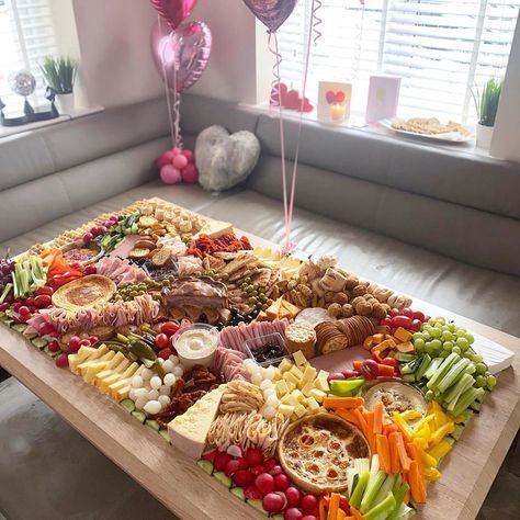 Hens Grazing Table, Party Food Grazing Table, Hen Party Buffet, Hen Do Food Platter, Hen Party Grazing Table, Hen Do Food Ideas, Easter Grazing Table, Hen Do Food, Pink Grazing Table