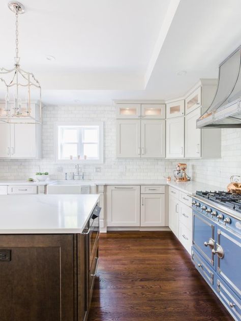 Adding a sophisticated finish to any kitchen, crown molding along the top of kitchen cabinets creates an easy transition that blends the cabinets to the ceiling. In this designer cook space, illuminated glass-fronts add dimension and brightness to the traditional upper cabinets. Instead of taking the cabinets all the way to the ceiling, a classic cavetto (or quarter-circle) crown molding gives the kitchen a more polished and timeless look. Dining Kitchen Ideas, Modern Crown Molding, Molding Kitchen, Victorian Secret, Crown Molding Ideas, Crown Molding Kitchen, Kitchen Cabinet Crown Molding, Cabinets To Ceiling, Top Of Kitchen Cabinets