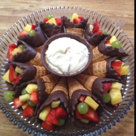 Fruit Salad Ideas Parties, Fruit And Chocolate, Fruit Appetizers, Healthy Brunch, Fruit Displays, Fruit Party, Fruit Breakfast, Veggie Tray, Fruit Dip