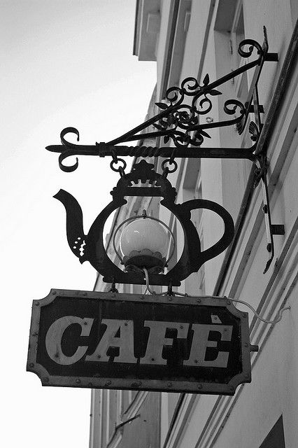 Tradicional rótulo de Café pero llama la atención la luz que tiene el interior de la taza. Fernando Roncero Cafe Sign, Vintage Cafe, Coffee Shop Design, Cafe Interior Design, Cafe Shop, Coffee Cafe, Tea Shop, Cafe Interior, Cafe Design