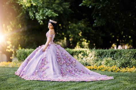 Lilac With Gold Quinceanera Dresses, Purple Quince Photoshoot, Enchanted Forest Photoshoot Quince, Quinceanera Photoshoot Ideas Butterfly, Quinceanera Poses Photo Shoots Ideas, Quince Poses Photo Shoots Outside, Cute Quince Outfits, Quencinera Photoshoot, Quince Photoshoot Ideas Outside