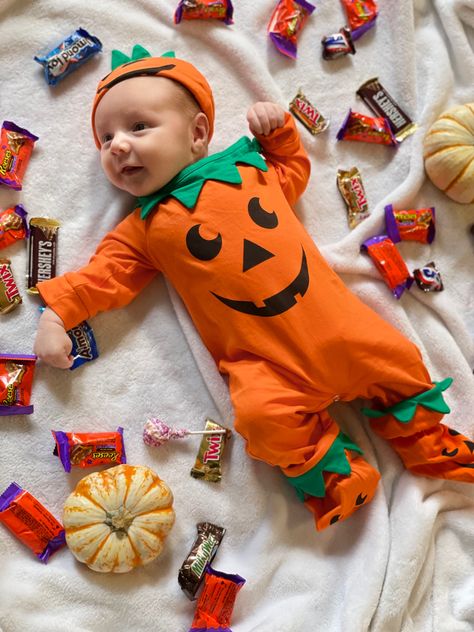 Infant Photoshoot Ideas Halloween, 5 Month Halloween Photoshoot, 6 Months Halloween Pictures, Halloween Theme Newborn Photos, Newborn Halloween Picture Ideas, Halloween Pictures For Babies, Halloween Photo Ideas For Baby, Babies 1st Halloween, Baby Boy Pumpkin Pictures