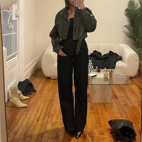 Olivia on Instagram: "baggy pants pointy toes" Baggy Pants Boots Outfit, Baggy Pants And Boots Outfit, Baggy Pants Pointy Heels, Baggy Pants And Pointy Heels, Black Pants Boots Outfit, Baggy Pants Heels Outfit, Baggy Pants Heels, Outfits With Pointy Heels, Jeans With Pointy Heels Outfits