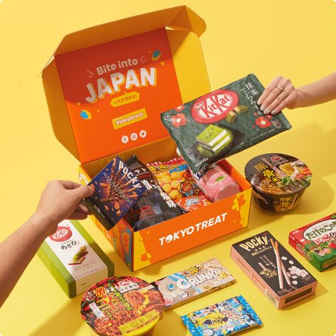 Snack Box Subscription, Snack Box Packaging Design, Snack Hampers, Hampers Snack, Japanese Snacks Packaging, Snacks Japonais, Japanese Snack Box, Tokyo Treat, Kue Macaroon