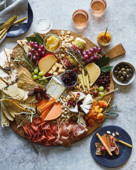 Grazing Table | 6 Pro Tips for Building the Most Festive Cheese Board Ever | via Williams-Sonoma blog Pastry Cake Recipes, Turkey Gravy From Drippings, Party Boards, Appetizer Platters, Charcuterie And Cheese Board, Thanksgiving Appetizers, Cheese Boards, Grazing Tables, Food Group