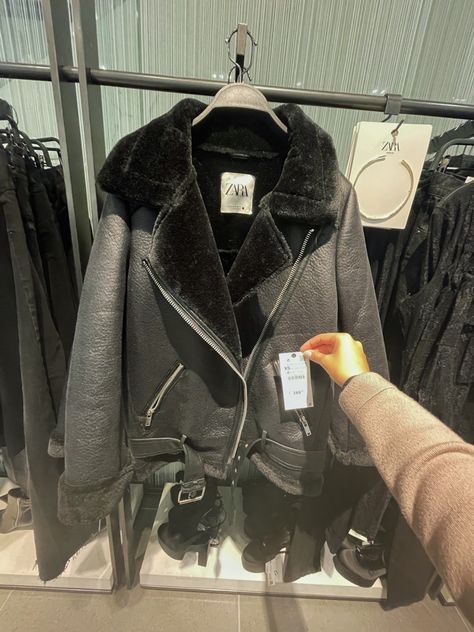 Leather Jacket Outfit Winter, Leather Aviator Jacket, Winter Coat Black, Nyc Winter Outfits, Fur Outfit, Winter Jacket Outfits, Aviator Jacket, Fur Leather Jacket, Leather Jacket Outfits