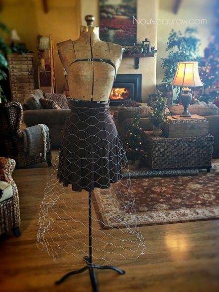 Chicken Wire Dress Form Diy, How To Make A Christmas Tree Dress, Dress Form Christmas Tree Diy, Dress Form Decor, Wire Dress Form, Raw Decor, Dress Form Christmas Tree, Antique Dress Form, Mannequin Christmas Tree