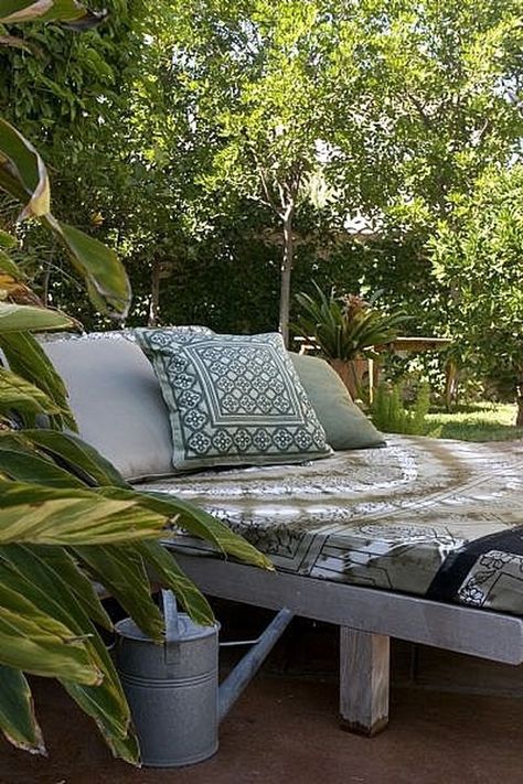 65 Outdoor Bed Ideas for Relaxing with Nature and Escape the Stuffy Indoors - Page 2 of 3 Outdoor Lounge Bed, Diy Outdoor Movie Screen, Outdoor Lounge Seating, Outdoor Cabana, Lounge Bed, Outdoor Beds, Patio Lounge, Outdoor Swing, Outdoor Chaise Lounge