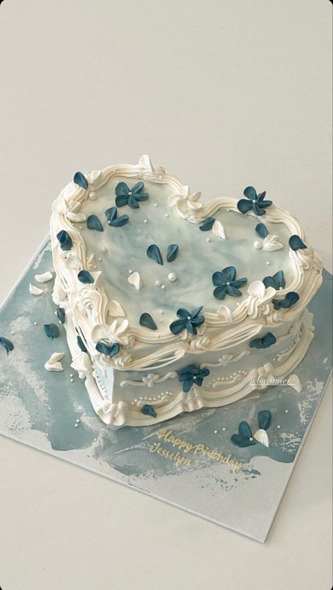 Frosty look cake, heart shaped cake, blue flower decorated cake, white and blue cake aesthetic Aesthetic Cute Cake Ideas, Cake Ideas Book Theme, Cake Decorating Styles, Cake Ideas Animals, Kpop Cakes Ideas, Sweet Seventeen Cake, Seventeen Cake Ideas, Fun Snacks For Adults, Seventeen Cake Design