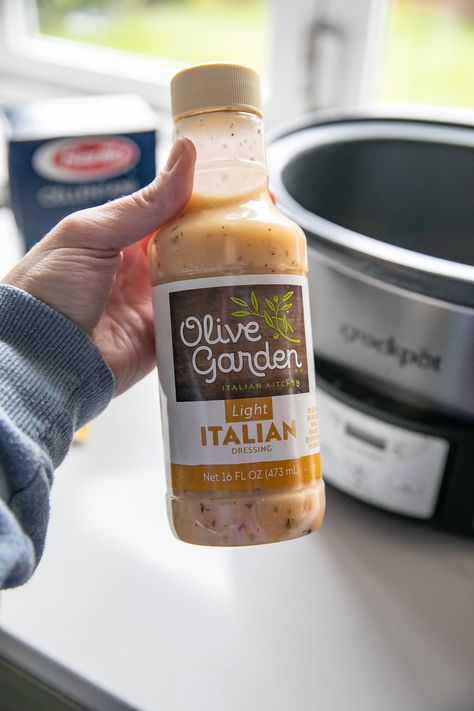 hand holding olive garden dressing Slow Cooker Olive Garden Chicken, Olive Garden Chicken Alfredo Recipe, Olive Garden Chicken Pasta, Chicken Breast Pasta, Olive Garden Dressing, Olive Garden Italian Dressing, Pasta With Olives, Olive Garden Pasta, Olive Garden Chicken