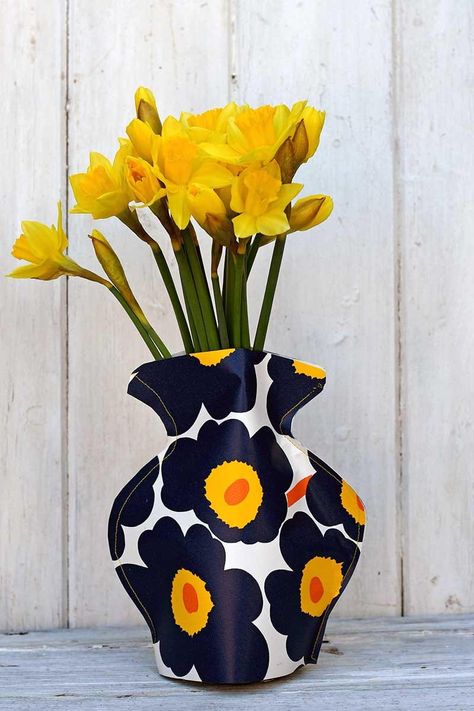 Paper Vase Diy, Marimekko Wallpaper, Paper Mache Vase, Free Wallpaper Samples, Paper Flower Vase, Paper Flower Wall Art, Card Stitching, Art Thoughts, Bags Inspiration