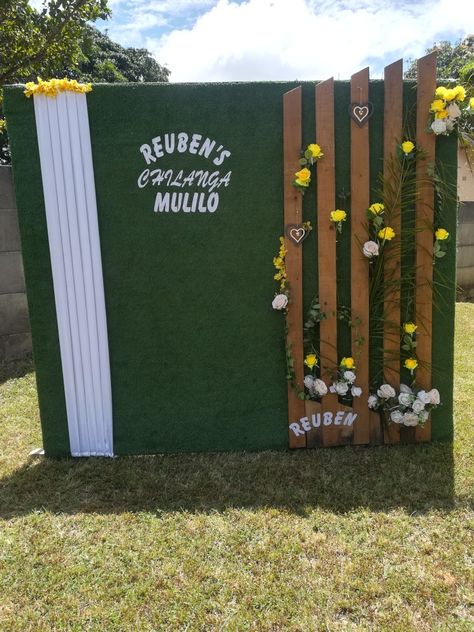 Green carpet and pallets Chilanga Mulilo Photo Booth, Ruracio Decor, Chilanga Mulilo, Foto Booth, Butterfly Table, Events Decor, Church Design, Green Decor, Event Decor