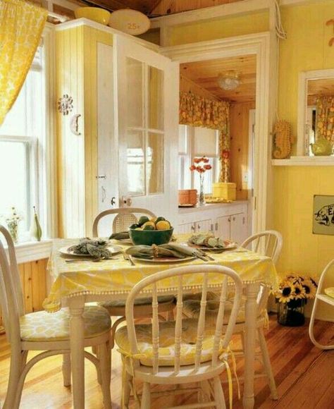 . Yellow Kitchen Curtains, Yellow Kitchen Designs, Yellow Dining Room, Makeover Kitchen, Yellow Cottage, Colorful Textiles, Yellow Room, Yellow Kitchen, Yellow Walls