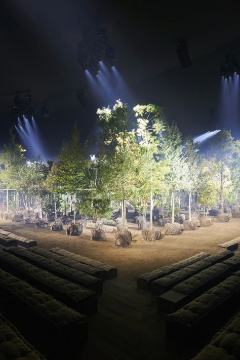 The botanical theme continued in Paris Fashion Week with Dior’s SS20 show, which saw the Longchamp Racecourse transformed into a secret garden. Landscape designer Atelier Coloco was drafted in to manicure the ‘inclusive garden’ set design, which featured 164 towering trees at the centre of an earth-covered runway. Photo via Dior #fashionweek #installation Giuseppe Penone, Dior 2020, Jorja Smith, Isabelle Huppert, Fashion Landscape, Versace Dress, Maria Grazia Chiuri, Julianne Moore, Karlie Kloss