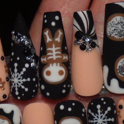 Sydney Petty on Instagram: "#christmasnails #gothchristmasnails #gothchristmas #gingerbreadnails #pressonnails #nails #nailart #nailinspo" Gothmas Nails Short, Merry Creepmas Nails, Terrified Nails, Gothic Christmas Nails Acrylic, Punk Christmas Nails, Goth Thanksgiving Nails, Black Christmas Nail Designs Holidays, Halloween Christmas Nails, Goth Xmas Nails