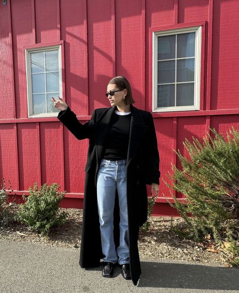 Black Coat Outfit, Hailey Bieber Street Style, Hayley Bieber, Dresses For Apple Shape, Hailey Rhode, Hailey Baldwin Style, Hailey Baldwin, Coat Outfits, 가을 패션