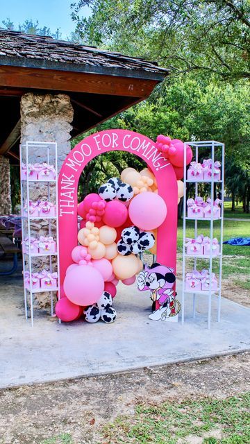 Mini Mouse Cowgirl Party, Western Minnie Mouse Party, Minnie Mouse Farm Birthday Party, Minnie Mouse Cowgirl Party, Cowgirl Party Decorations, Cow Print Birthday, Farm Party Invitations, Minnie Mouse Birthday Party Decorations, Cow Birthday Parties