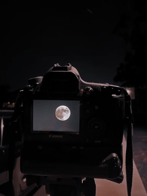 Night Camera Aesthetic, Dark Camera Aesthetic, Camera Aesthetic Dark, Photographer Aesthetic, Film Camera Photography, Night Time Photography, Moon Icon, The Moon Is Beautiful, Look At The Moon