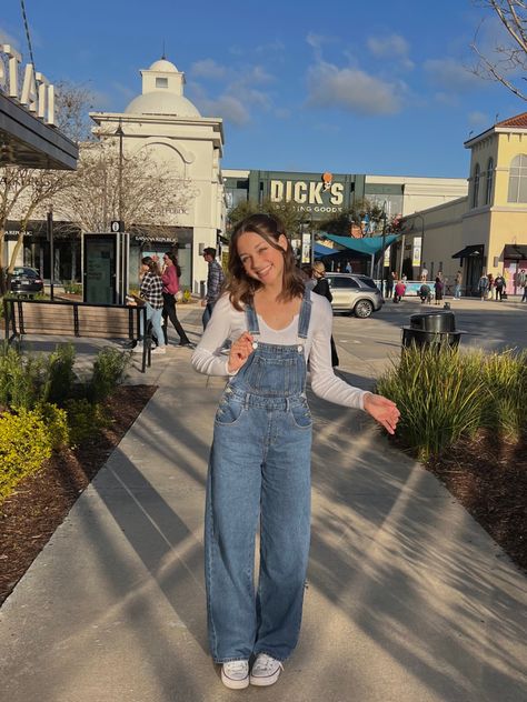 long jean overall with white long sleep and white converse Overalls Outfit Long, Overall Outfit Winter, Overalls Outfit Fall, Jean Overall Outfits, Overalls Outfit Aesthetic, Cute Overall Outfits, Denim Overalls Outfit, Suspenders Outfit, White Converse Outfits