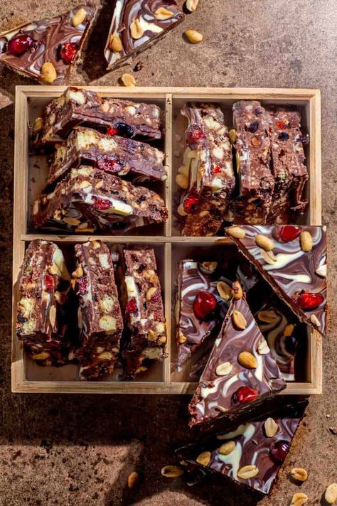 Easy Chocolate Tiffin - Step-by-Step Tutorial Chocolate Fridge Cake Recipes, Fridge Cakes No Bake, Fridge Cake No Bake, Tray Cakes Ideas, No Bake Traybake Recipes, No Bake Christmas Treats Easy, Christmas Tiffin, Chocolate Tiffin, Chocolate Fridge Cake