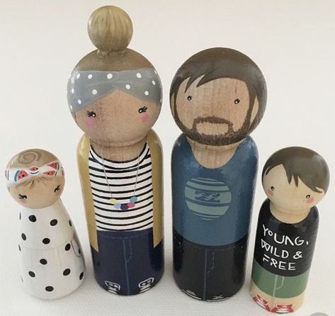 Wooden Peg Dolls Family, Peg Family Diy, Peg Doll Family Ideas, Peg People Dollhouse, Wood Peg People, Peg People Family, Wooden People Crafts, Peg People Diy, Peg People Ideas