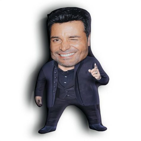 El sueño de todas las mamás se ha hecho realidad, ¡ahora podrán dormir con Chayanne! Bueno, con un cojín que tiene su hermosa carita sonriente. La tienda chilena Vudú Love Store crea peluches compactos de sensuales ídolos como El Buki, Ricky Martin, Luis Miguel, ¡y claro!, el codiciado Chayanne. Ya no sueñes con esa sonrisa, […] Books, Books Wattpad, Wattpad