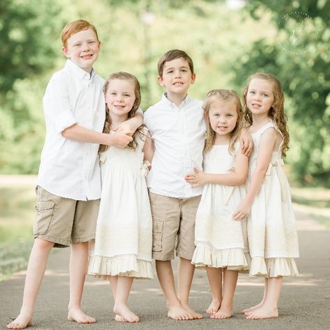 Child outdoor portraits Sibling Picture Outfits, 5 Kids Photoshoot, Cousin Poses Photography, 5 Siblings Picture Ideas, Grandkids Photo Shoot Cousin Pictures, Grandkid Photo Shoot Ideas, Grandkids Picture Ideas, Children Poses Photography, Grandkid Photoshoot