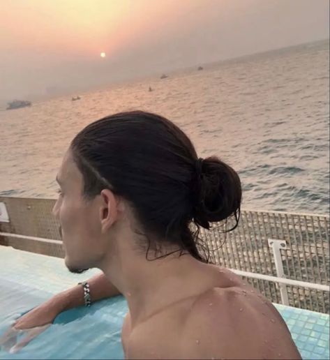 Long Hair Arabic Men, Taper Manbun, Men Long Hair Bun, Beach House Bungalow, Taper Fade Long Hair, Sind Curtain Bangs, Was Sind Curtain Bangs, Man Bun Undercut, Nino Falcone