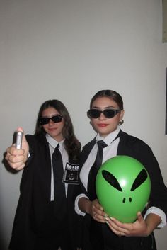 Mib Costume Women, Men In Black Costume Ideas, Men In Black Costume For Women, Mib Costume, Men In Black Halloween Costume, Men In Black Costume, Black Halloween Costumes, Spirit Week Outfits, Duo Costumes