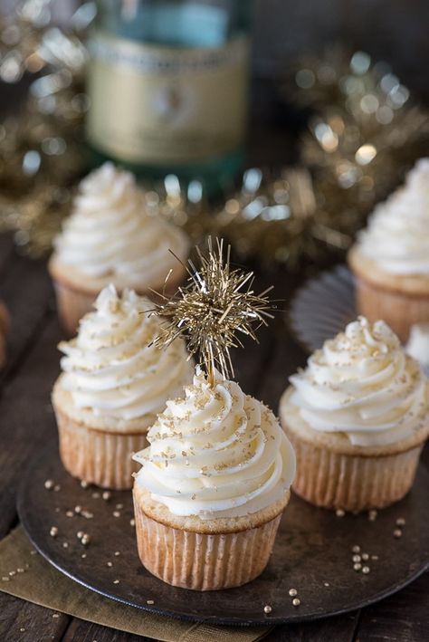 This easy champagne cupcake recipe with champagne frosting is a New Year’s Eve dessert you won’t want to miss! New Year Party Desserts, Times Square New Years Eve Aesthetic, New Years Eve Virgin Drinks, New Years Bridal Shower Ideas, New Year’s Eve Wedding Cake, Easy New Years Eve Desserts, New Year’s Eve Cake, New Year’s Eve Cookies, Disco New Years Eve Party