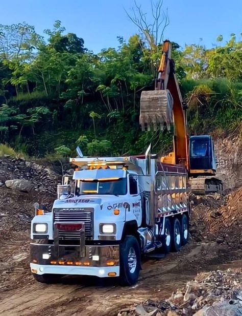 Mack Dump Truck, Unique Vehicles, Custom Big Rigs, Scammer Pictures, Dump Trailers, Doctor Picture, Sand And Gravel, Heavy Duty Trucks, New Photo Download