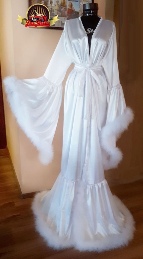 Sleep Gown Aesthetic, Skor Sneakers Nike, Gown Aesthetic, Wedding Necessities, Fancy Robes, Satin Bridal Robe, Satin Dressing Gown, Pijamas Women, Satin Nightgown