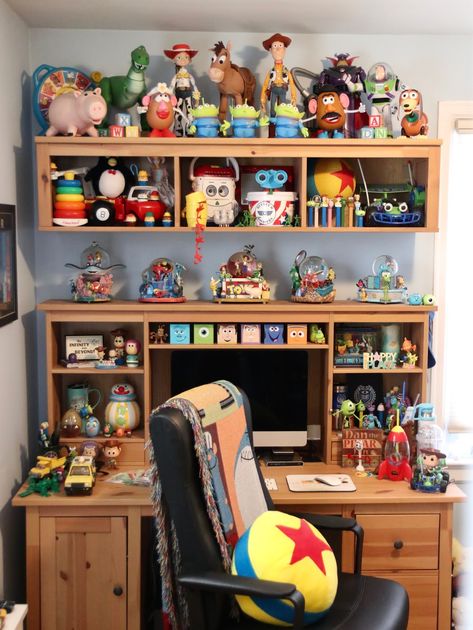 Pixar Offices, Pixar Room, Disney Themed Rooms, Casa Disney, Deco Disney, Nerd Room, Disney Bedrooms, Disney Room Decor, Disney Rooms