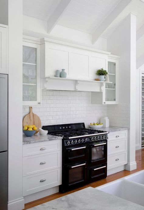 Decor For White Kitchen, Contemporary Farmhouse Kitchen, Hampton Style Kitchen, Freestanding Oven, Hamptons Kitchen, Ceramic Kitchen Sinks, Freestanding Cooker, Kitchen Decorating Ideas, White Kitchen Decor