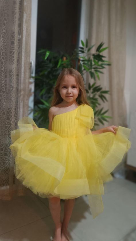 This one-shoulder yellow tutu dress, specially designed for your little princess, is the perfect choice for birthdays and special occasions! With its elegant bow detail, it offers an unforgettable look. Order now and let her shine on her special day! #GirlsTutuDress #PrincessDress #YellowDress Toddler Tutu Dress, Organza Dresses, Pageant Outfits, Toddler Tutu, Princess Birthday, Tutu Dress, Dream Dress, Special Occasion Dresses, Ball Gown