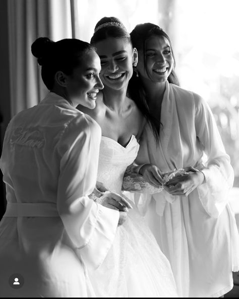 Before Wedding Pictures, Wedding Preparation Photos, Bridesmaid Poses, Bridesmaid Photoshoot, Bridal Parties Pictures, Bride Pictures, Wedding Picture Poses, Bridal Poses, Bridesmaids Photos