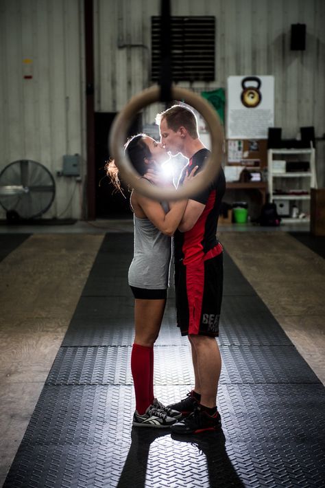 crossfit engagement photo Crossfit Wedding, Crossfit Couple, Workout Photos, Crossfit Photography, Gym Photoshoot, Fitness Shoot, Creative Engagement Photo, Pregnancy Pics, Crossfit Women