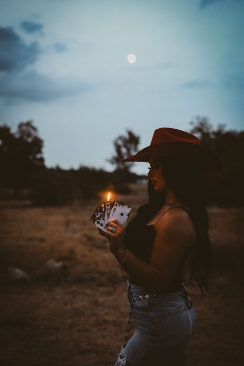 College Graduation Pictures Western, Vintage Cowgirl Pictures, Fire Senior Pictures, Intimate Western Wedding, Outside Photo Shoot Ideas, Western Bodiour Photos, Unique Concept For Photoshoot, Field Poses Photo Ideas, Unique Senior Pictures Vintage