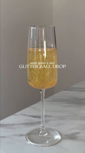 𝓛𝓲𝓿 ✨ on Instagram: "new years eve idea: make cotton candy glitter bombs (with edible glitter of course) ✨🥂 #newyear #newyearseve #happynewyear #balldrop #glitterbomb #edibleglitter #champagne #moet #prosecco #newyearsparty #cocktail #cocktails #cocktailrecipes #nye #nyeparty #silvester #newyearseveparty #partyideas #nyeoutfit #newyearsnails #newyearparty #happynewyear2024 #french75" New Years Shots Ideas, New Years Eve Bachelorette Party, New Year’s Eve Party Ideas For Adults, New Years Eve Disco Party, Gold Alcoholic Drinks, New Year’s Eve Birthday, New Year’s Eve Cocktails, New Years Drink Ideas, Nye Party Aesthetic