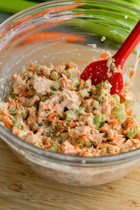 Mixing spicy tuna salad. Spicy Tuna Recipe, Spicy Tuna Salad, Tuna Salad Sandwich, Healthy Food Habits, Healthy Food Menu, Tuna Salad Recipe, Spicy Tuna, Tuna Recipes, Healthy Diet Recipes