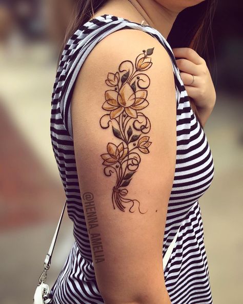 Upper Arm Henna, Shoulder Henna, Arm Henna, Mendi Design, Back Henna, Pretty Dark Skin, Flower Henna, Mehndi Artist, Henna Designs Easy