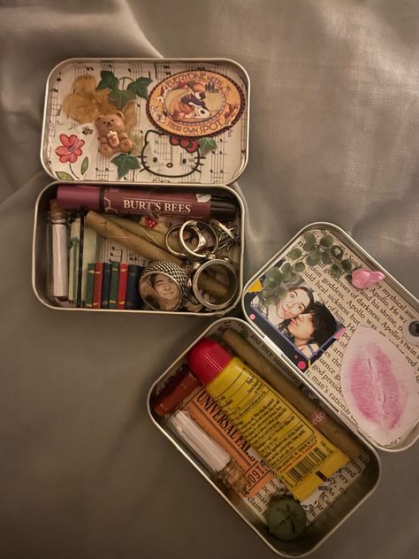 super cute matching but not matching couples altoid wallet contents!! the one on the left was designed by me and the one on the right was designed by my boyfriend! Mint Tin Crafts, Altoids Tins, Mint Tins, Fun Diy Crafts, Cute Crafts, Crafts To Do, Hippie Style, Diy Art, Girly Things