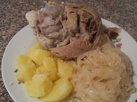 Eisbein mit Sauerkraut - nach einem Rezept von meiner Oma. Über 19 Bewertungen und für köstlich befunden. Mit ► Portionsrechner ► Kochbuch ► Video-Tipps! Pet Water Fountain, Eat Me, German Food, Naan, Air Fryer, Mashed Potatoes, Slow Cooker, Oatmeal, Grilling