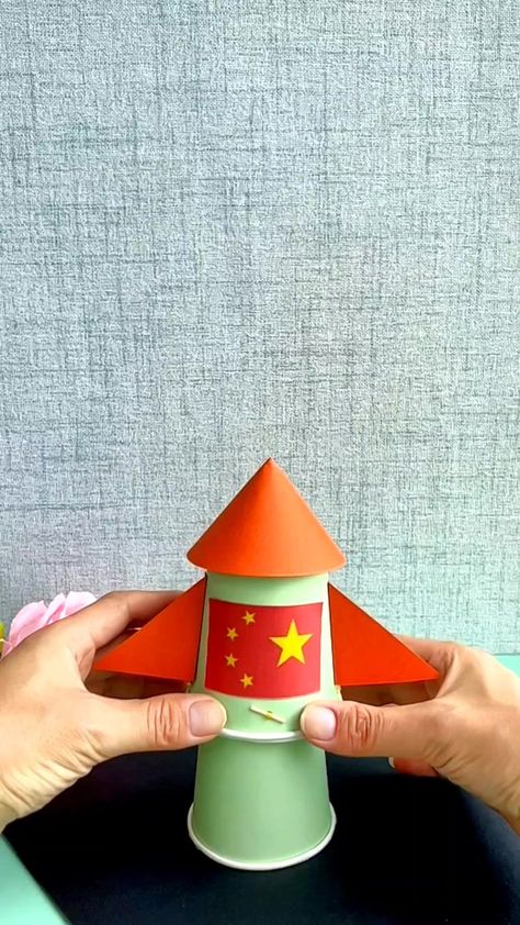 Don't throw away the used paper cups, take your children to make a rocket launcher, it's easy and fun to do in three steps! #parent-childhandmade #paper cuphandmade #waste utilization turns waste into treasure #kindergarten #kidsactivities #kidsart #fun #intresting #children #childrenart #handmade #kids #kidsfun #diy #parentchild #homemade paper craft | paper craft Paper Cup Art, Make A Rocket, Nursery Rhymes Preschool Crafts, Paper Rockets, Rocket Craft, Rocket Art, Art And Craft Paper, Rocket Party, Diy Rocket