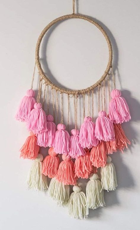 Yarn Dream Catcher, Diy Laine, Wool Crafts Diy, Simpul Makrame, Easy Diy Room Decor, Diy Yarn Crafts, Craft Room Decor, Wall Hanging Crafts, Diy Tassel