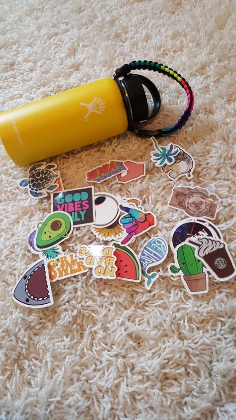 Water Bottle Handle Diy, Flask Stickers Ideas, Travel Kit Gift, Summer Camp Aesthetic, Surf Stickers, Y2k Girl, Sticker Bomb, Fun Easy Crafts, Hydro Flask