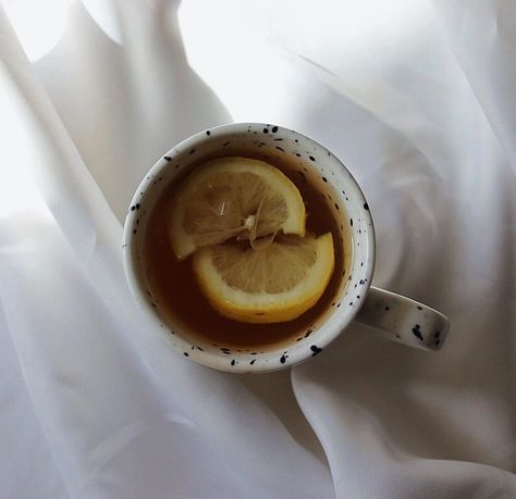 Mai’s Instagram profile post: “𝖫𝖾𝗆𝗈𝗇 𝗀𝗋𝖾𝖾𝗇 𝗍𝖾𝖺. . . . . . . . . . . . . . . . . . . . #lemon #tea #greentea #lemontea #tealover #afternoon #simple #minimal…” Lime Aesthetic, Hot Green Tea, Lemon Aesthetic, Lemon Green Tea, Tea With Lemon, Green Tea Lemon, Hot Green, Blue Cups, Lemon Tea