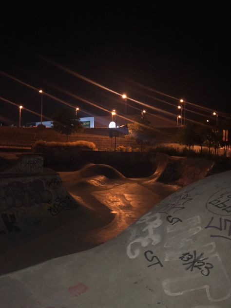 Skateboard Place, Calming Pictures, Dark Summer, Dump Ideas, Sky Pictures, Night Scenery, Night Landscape, Night Vibes, Fake Pictures