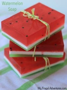 Watermelon Soap, Savon Diy, Hadiah Diy, Săpunuri Handmade, Fall Sports, Homemade Soap Recipes, Homemade Soap, Best Soap, Homemade Bath Products